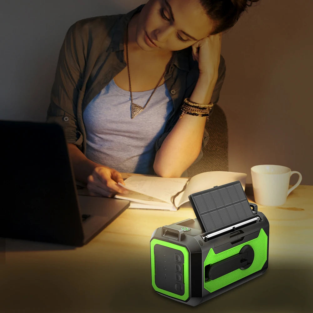 Nödradio på 12000 mAh med dubbla solpaneler och handvev (AM/FM/NOAA)