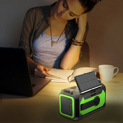 Nödradio på 12000 mAh med dubbla solpaneler och handvev (AM/FM/NOAA)